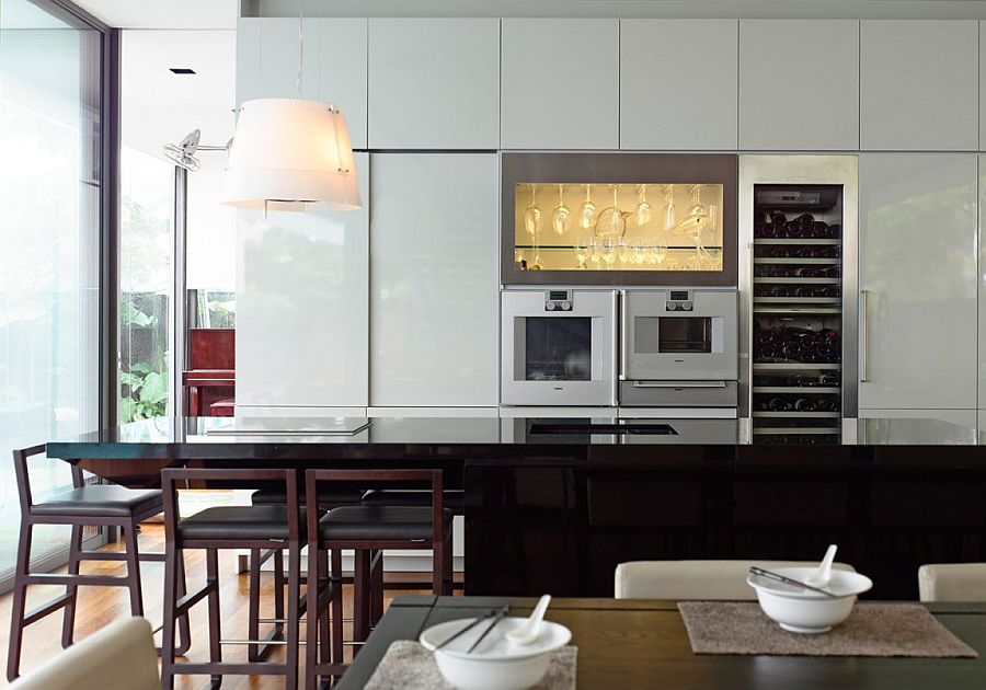 Kitchen with glossy surfaces in black and white