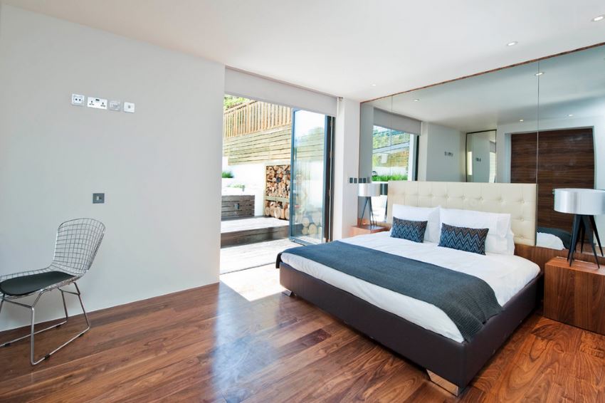 Modern bedroom with a mirrored wall