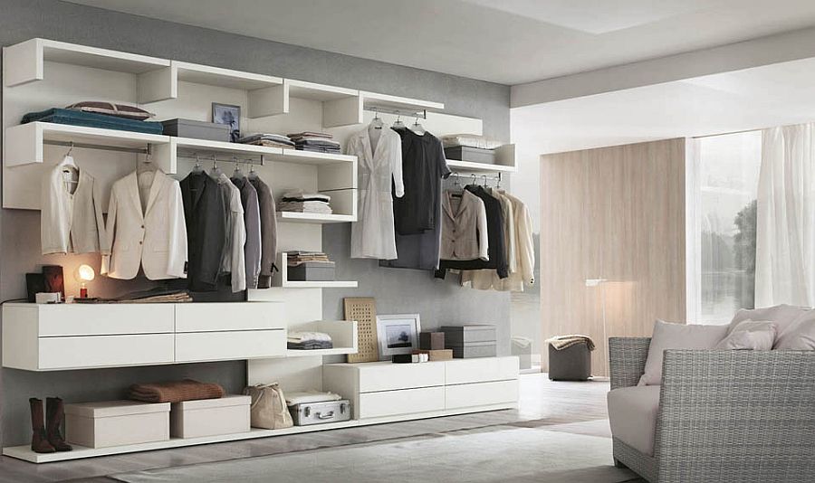 Modualr units shape a versatile walk-in closet