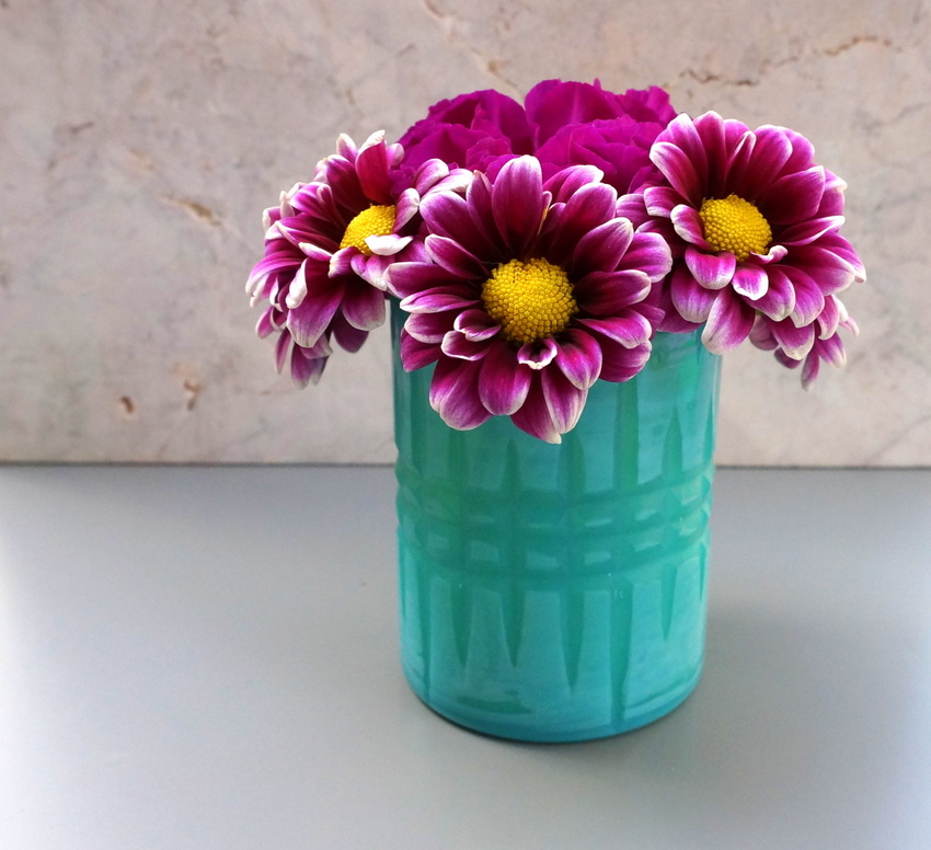 Spring arrangement of daisies and a carnation