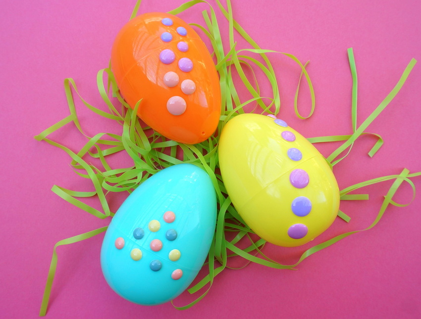 Three Easter eggs with dots