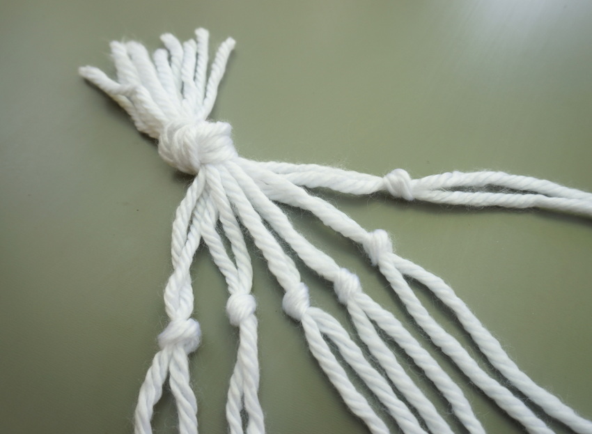 A series of knots starts the process