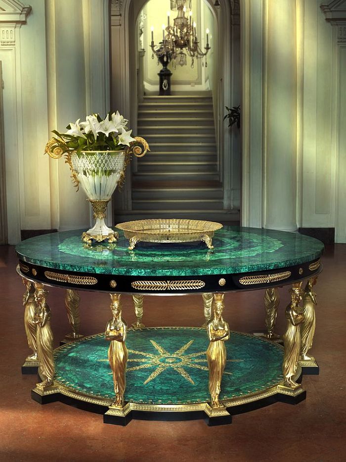 Amazing round table in malachite with a hint of gold!