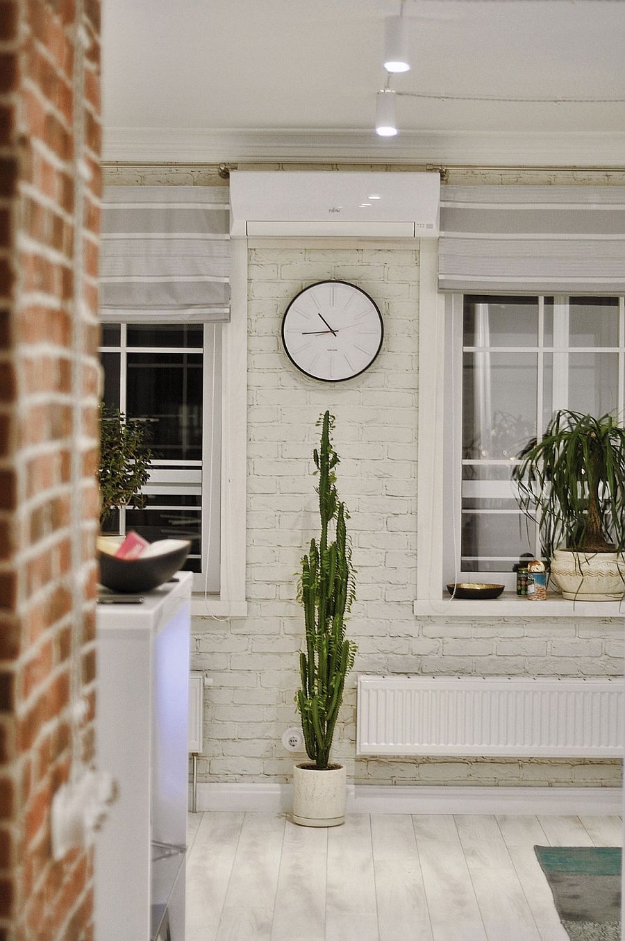 Brick wall in white and flooring borrow from Scandinavian style