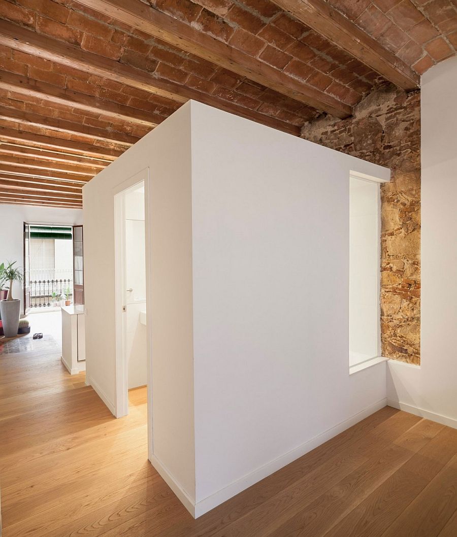 Central cube of the apartment holds the bathroom and the kitchen