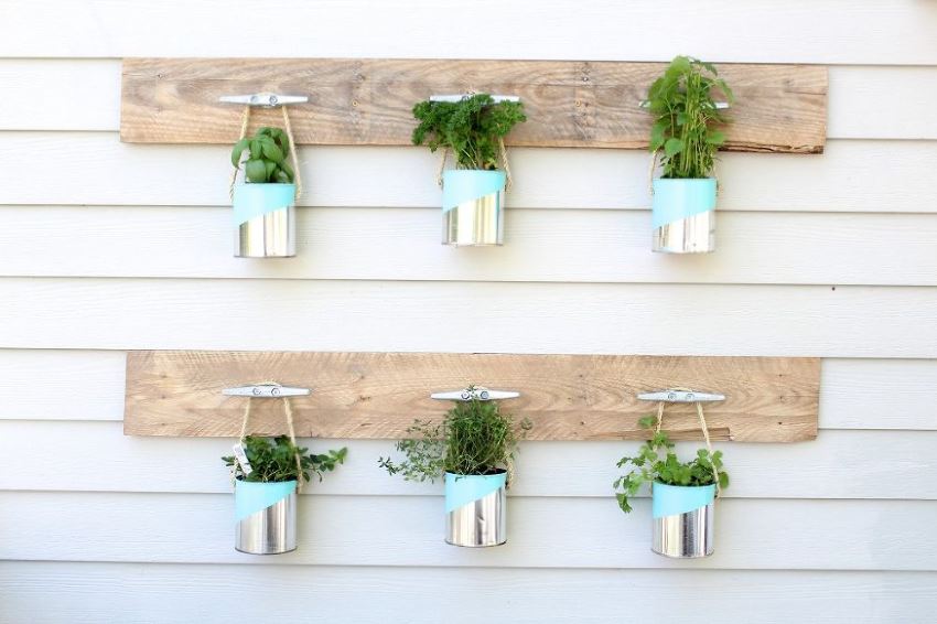 DIY herb garden with pallet wood and paint cans