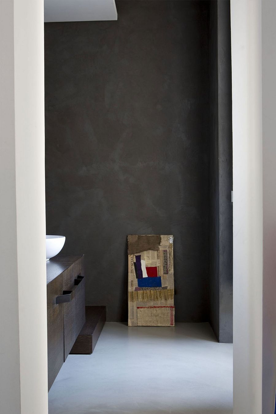 Dark wall in the bathroom gives the space a sober look