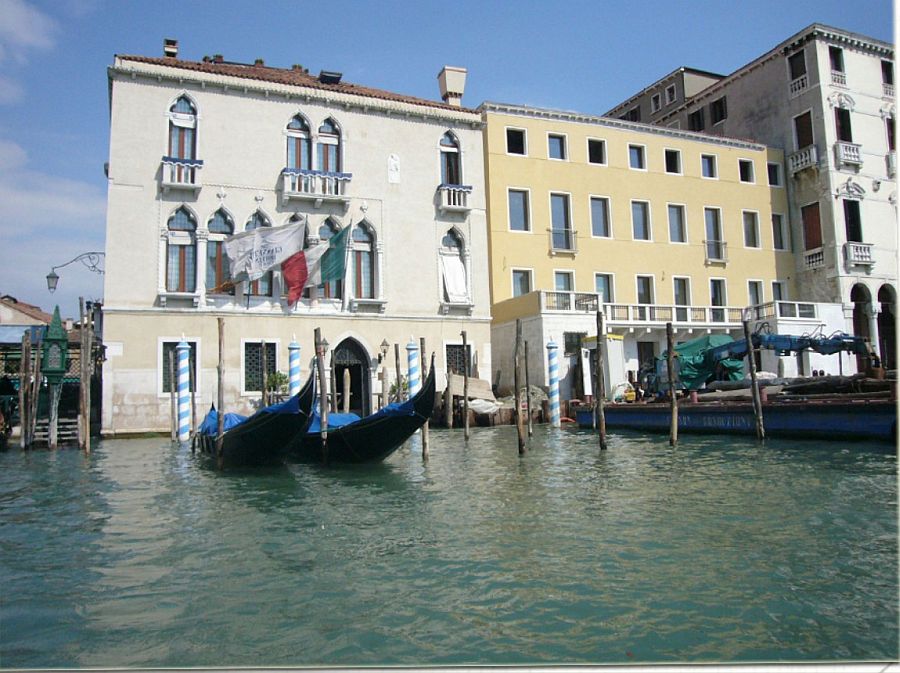 Eclectic La Casa del Tempo located on Grand Canal in Venice, Italy