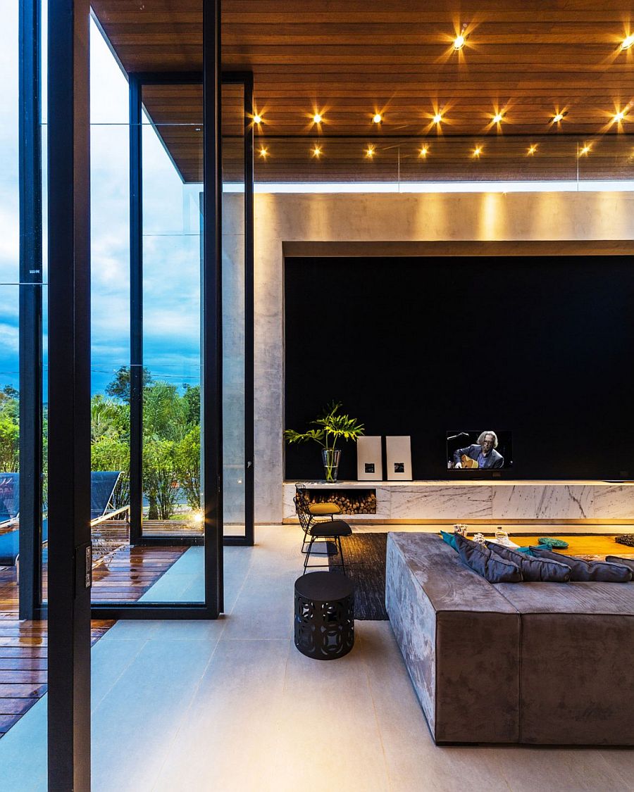 Giant glass doors connect the living area with the courtyard outside