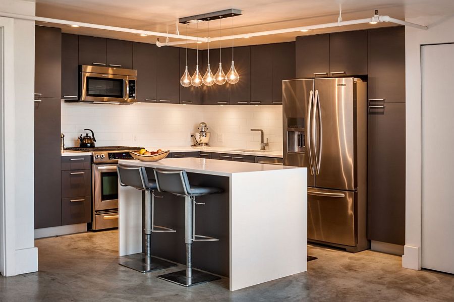 Kitchen backsplash in white subway tile