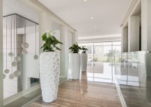 Large-floor-vases-in-white-to-decorate-the-corridors-217x155