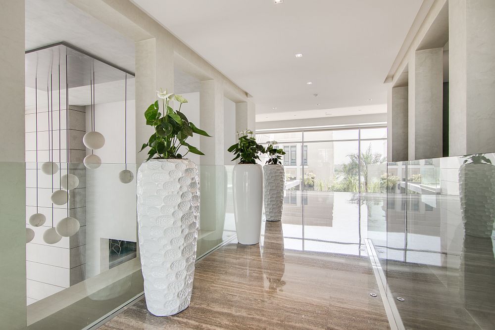 Large floor vases in white to decorate the corridors