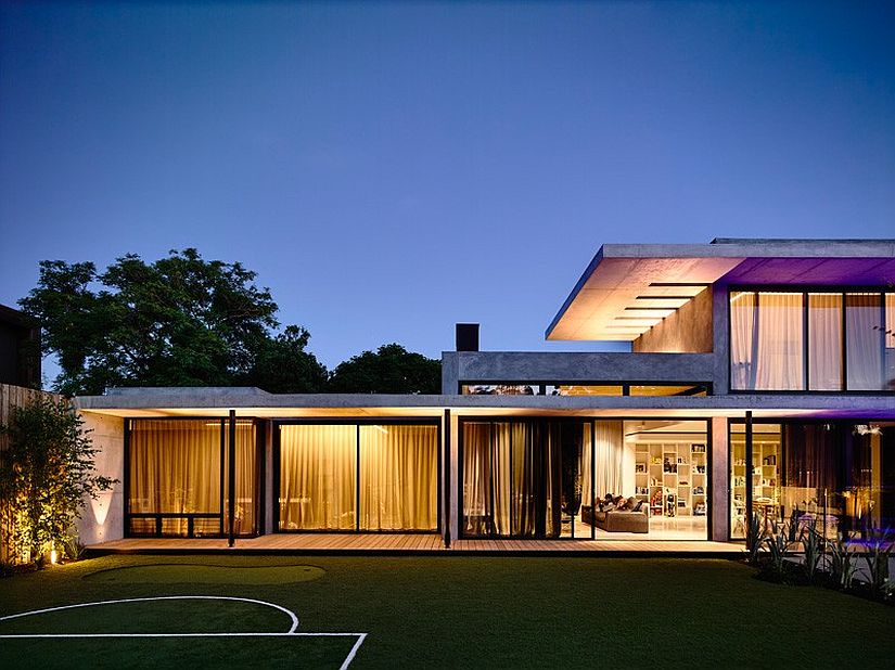 Living areas and the bedrooms open up towards the gorgeous garden area and pool