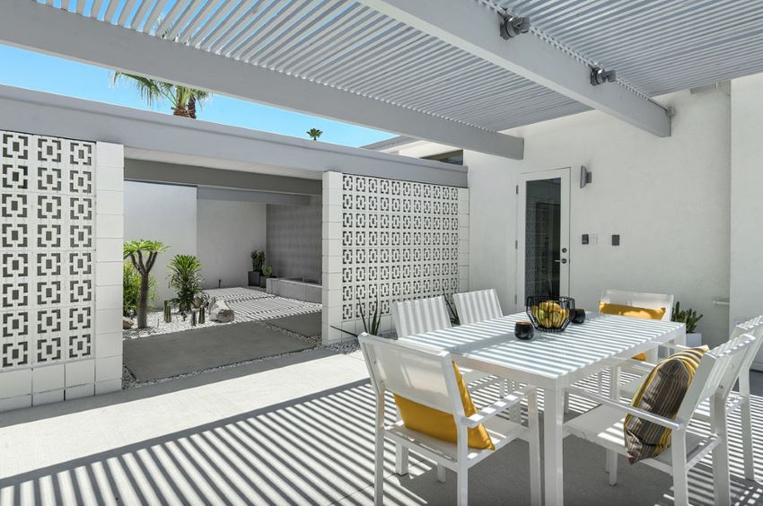 Midcentury LA outdoor dining space