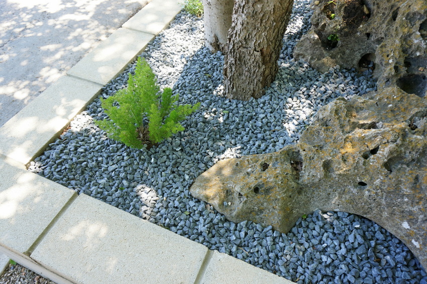 Retaining wall rock garden