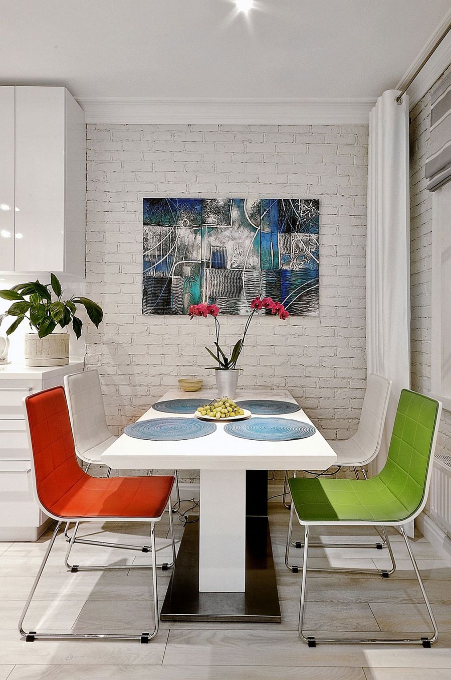 Small dining area idea for tiny apartment