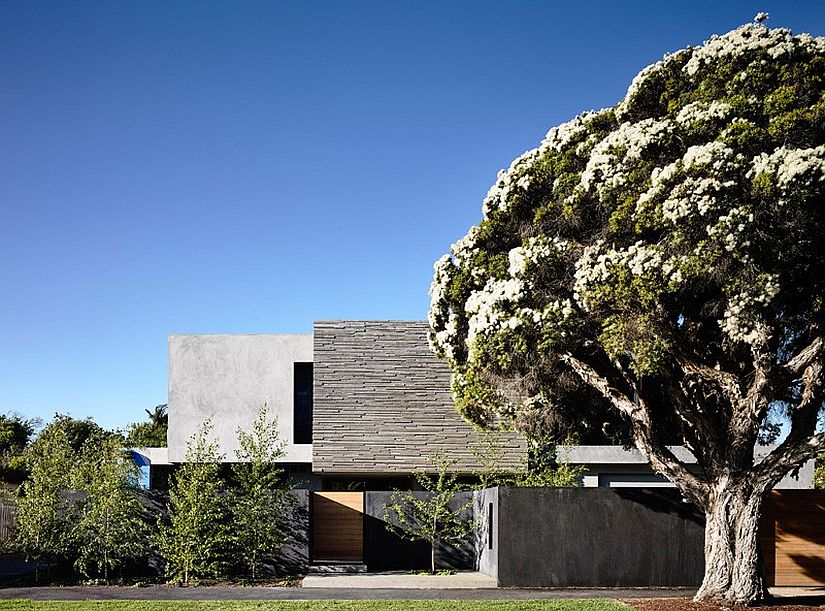 Street facade of the family home shaped in concrete and steel