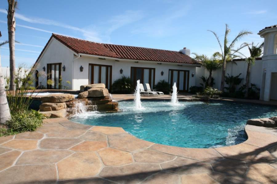 Traditional pool with an elegant deck in concrete