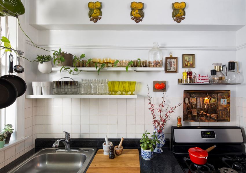 Utillizing wall space in a small kitchen