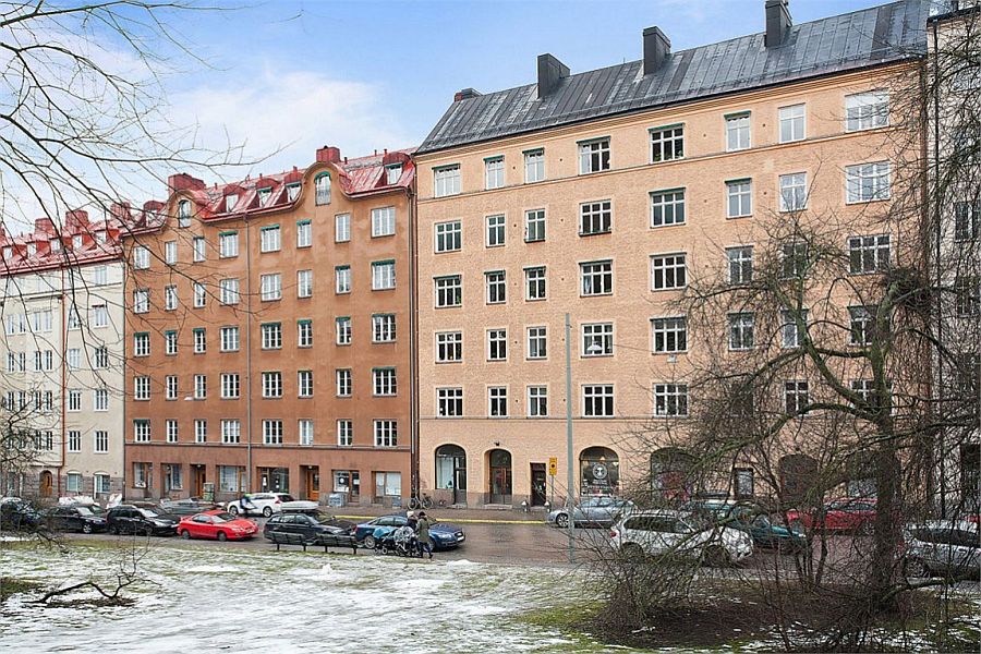 View of the building that holds the stylish Scandinavian style apartment in Högalid