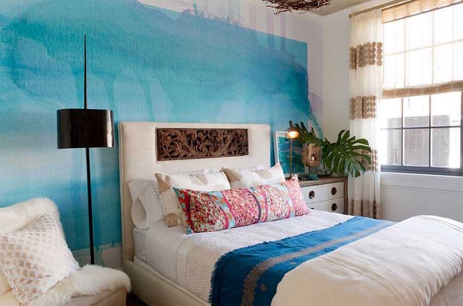 Watercolor-inspierd feature wall in the relaxed bedroom