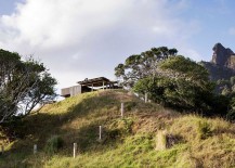 Castle-Rock-House-situated-on-a-small-hilly-lot-in-Auckland-New-Zealand-217x155