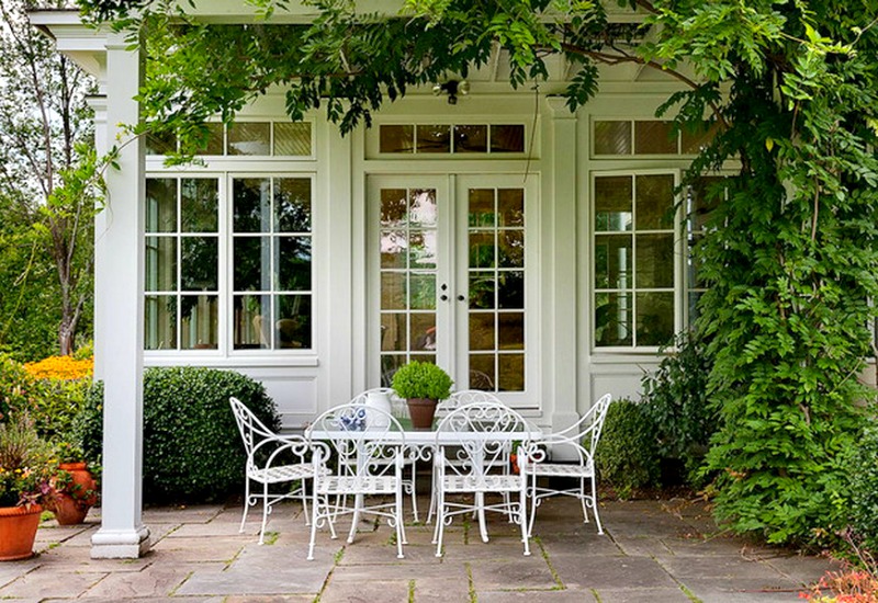 Classic-wrought-iron-table-and-chairs