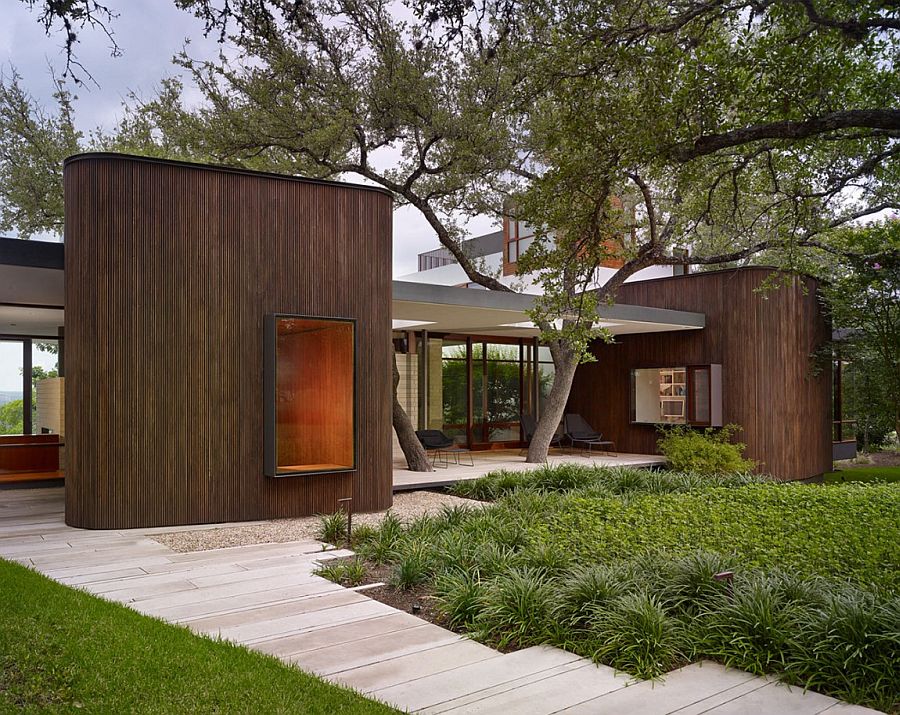 Gorgeous entry of the Lake View House in Texas