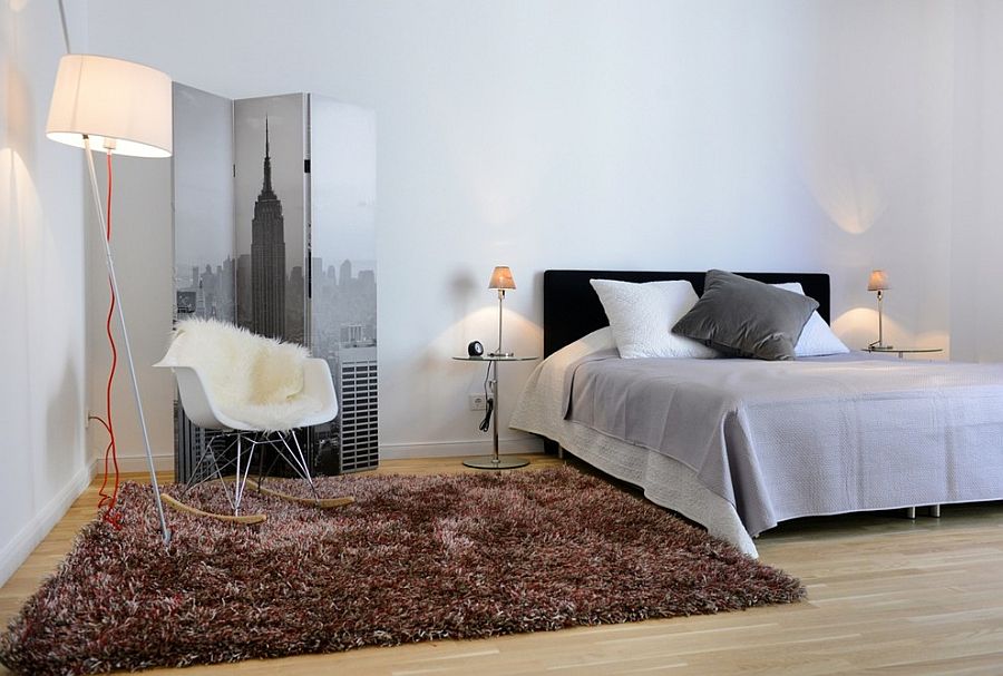 Interesting use of screen in the modern bedroom [From: Wellhausen Immobilien Styling]