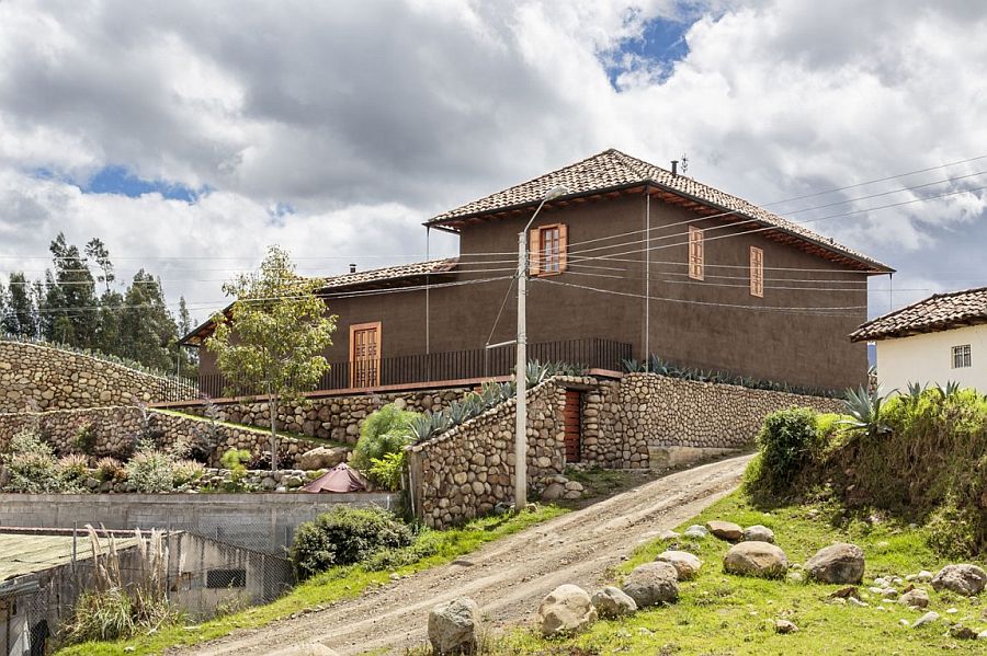 Modern Rustic Loma House in Ecuador