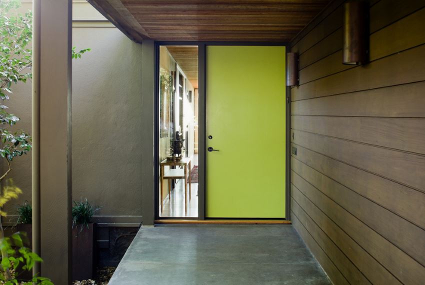 Modern entrance with a yellow door