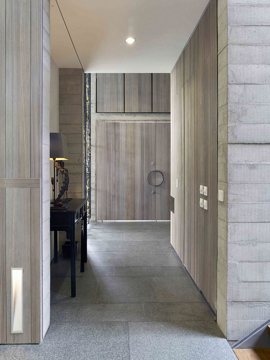 Raw timber and concrete shape the unassuming entrance of the home