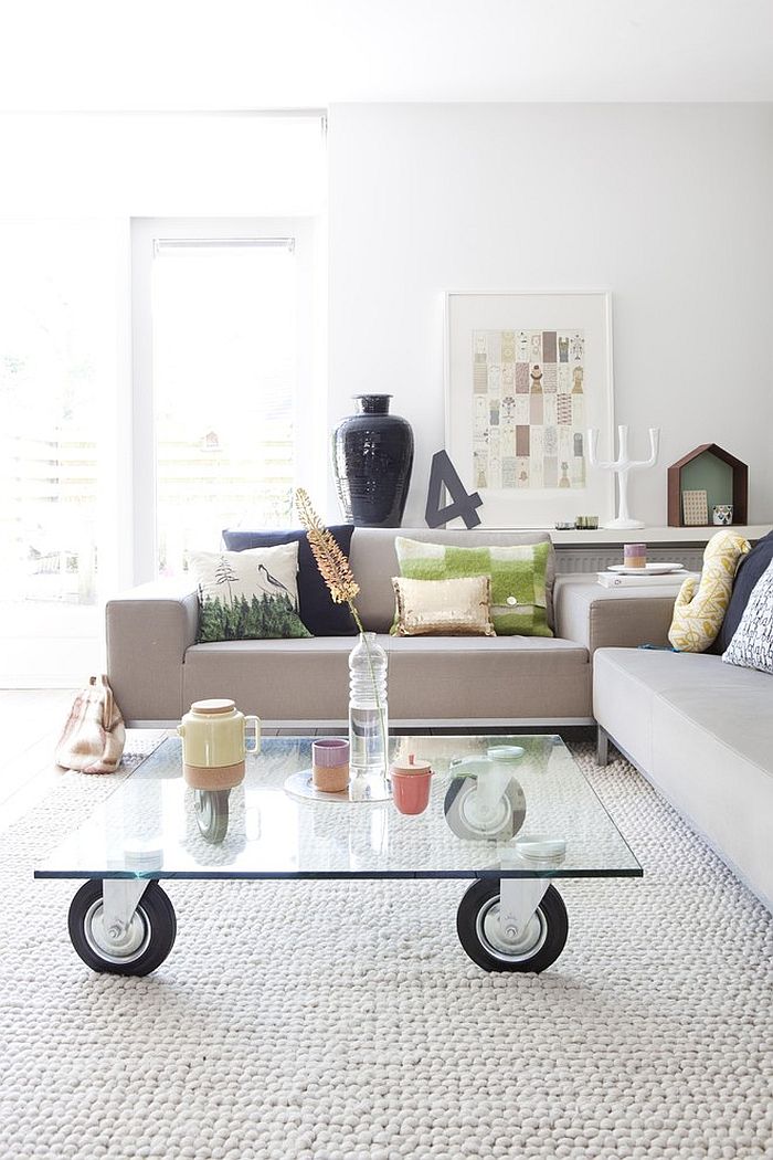 Scandinavian living room with glass coffee table on wheels [Design: Gosto Design & Lifestyle]