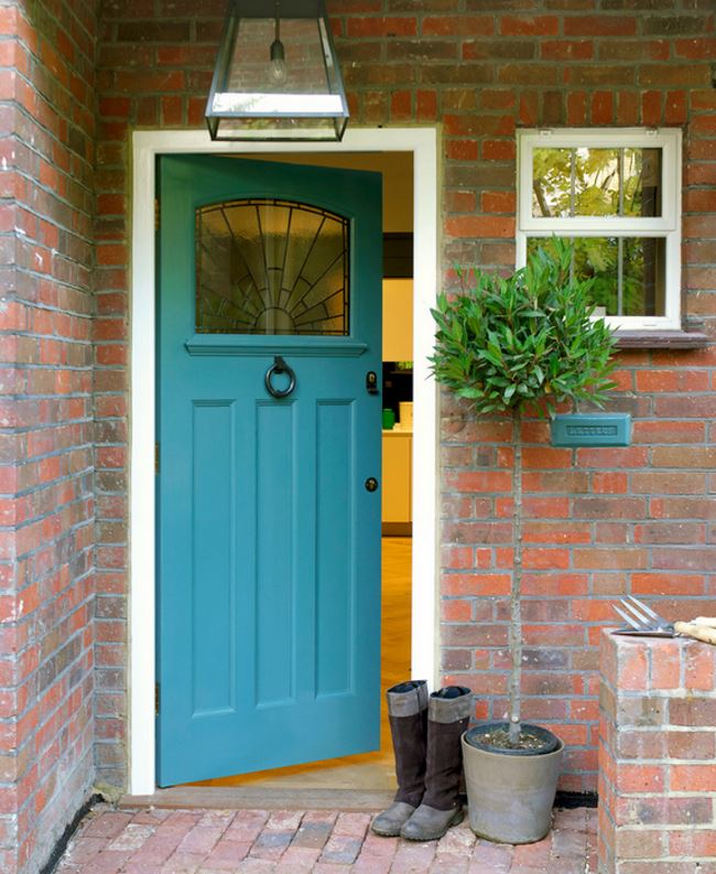 Small front entrance with a tall topiary
