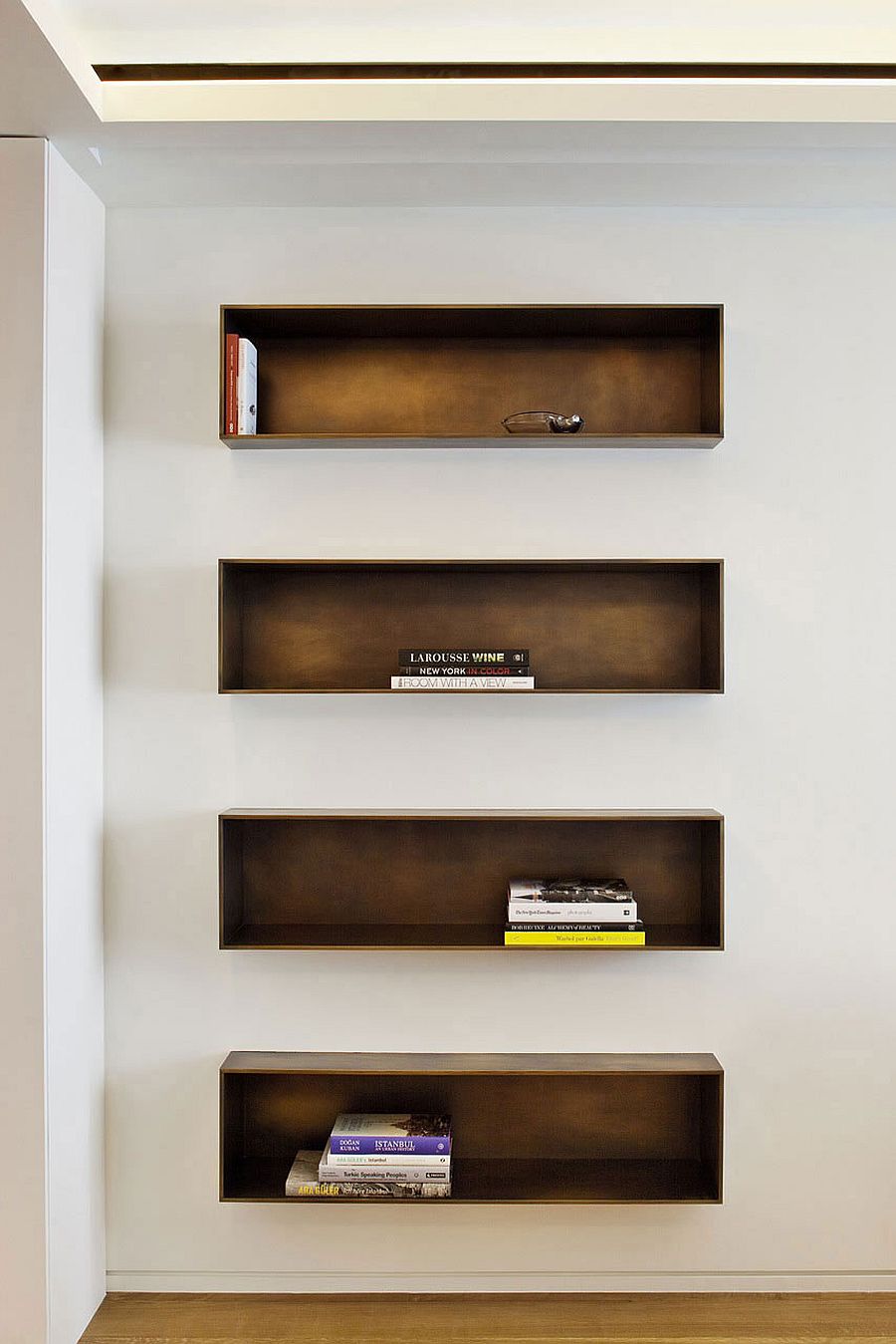 Smart box-like shelves give the interior a modernminimal look