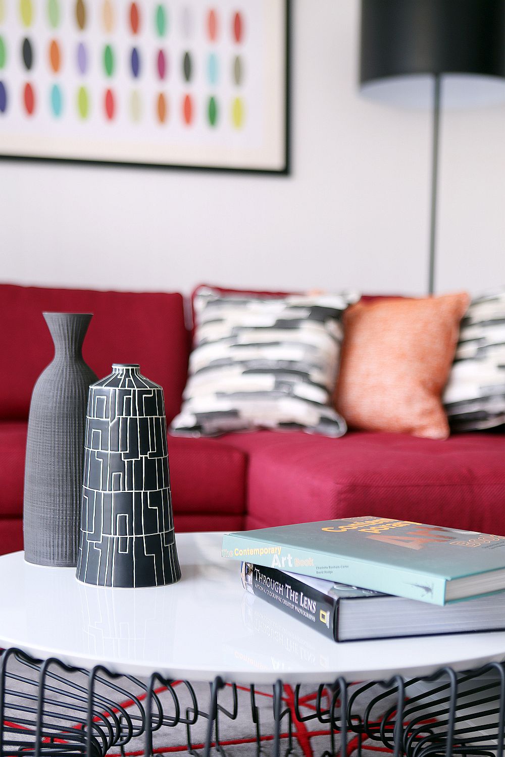 Smart coffee table adds pattern to the cool living room