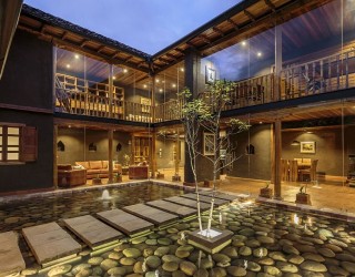 Stunning Courtyard and Natural Materials Shape Loma House in Ecuador