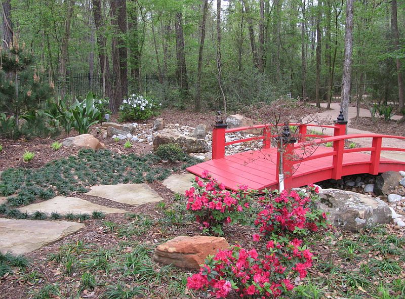 A touch of red for your beautiful garden in the form of a cool garden bridge [Design: Kate Yoklavich]
