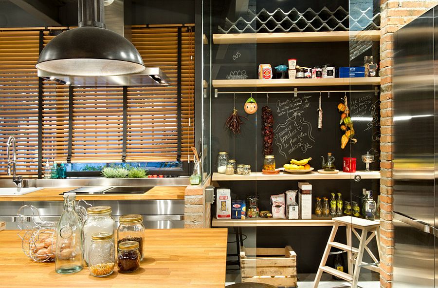 Chalkboard wall offers a fun alternative to the boring white backdrop in the kitchen [Design: Egue y Seta]