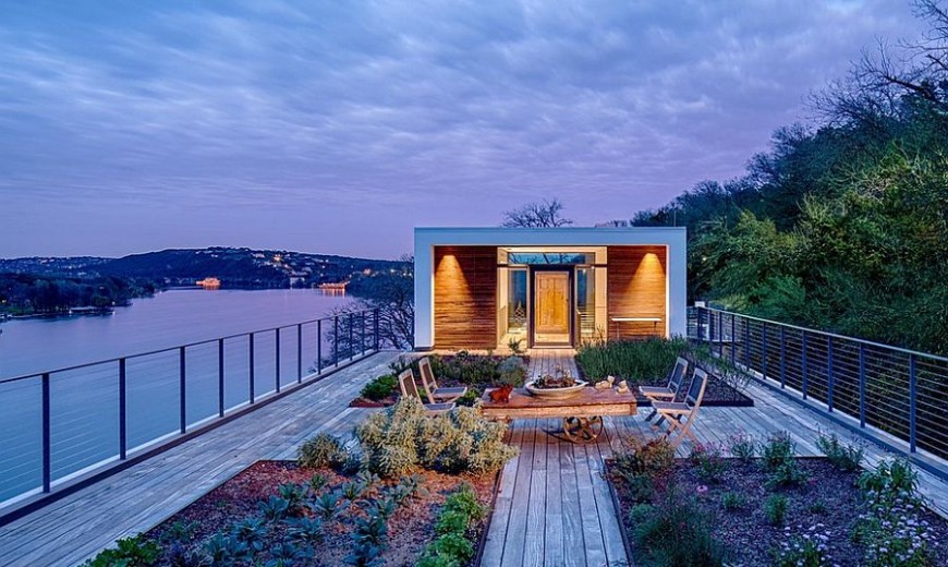 Rooftop Garden and Entry Rolled into One: Dramatic Cliff Dwelling in Austin