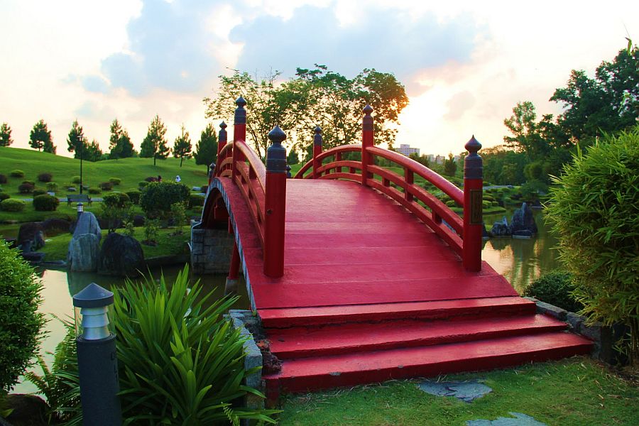 Fabulous Japanese wooden garden bridge inspiration in red