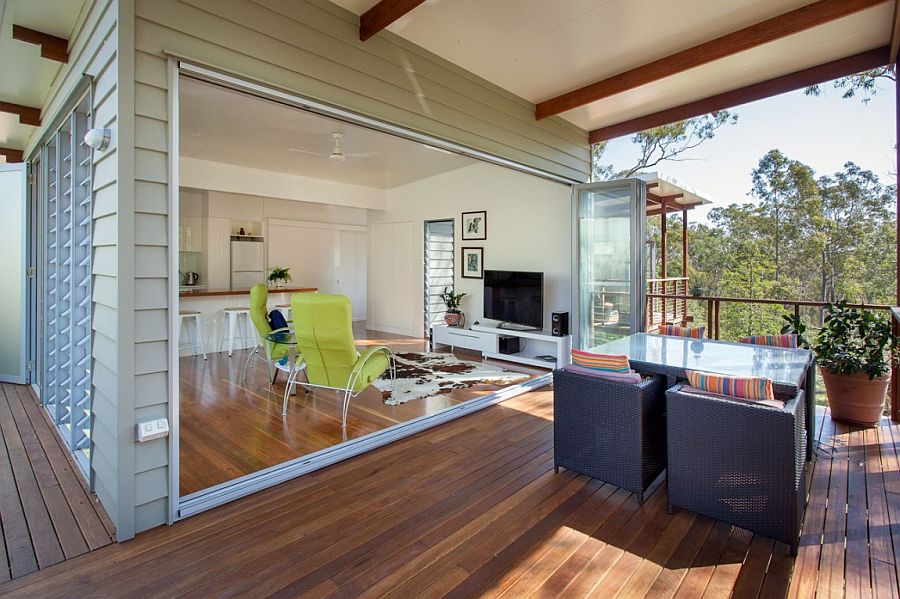 Living room that is seamlessly connected with the outdoor sitting space