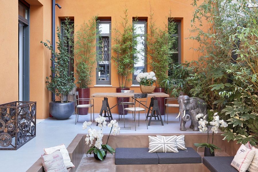 Lovely private garden inside urban Italian home