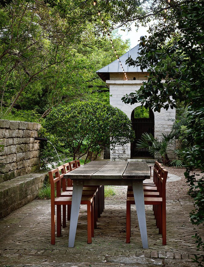 Lush garden patio with an outdoor dining area