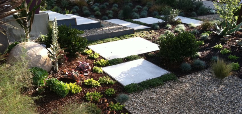 Metal edging meets gravel in this stunning outdoor space