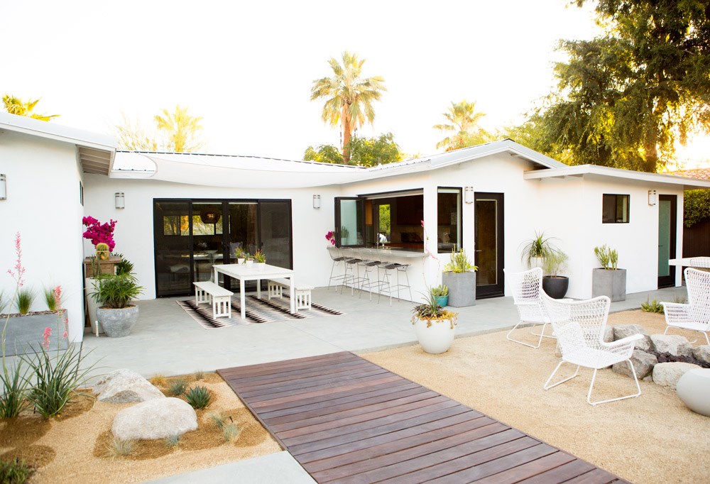 Modern backyard with a beautifully designed patio