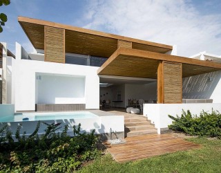 The Panda House: Contemporary House in Peru Showcases a Breezy Beach Vibe!