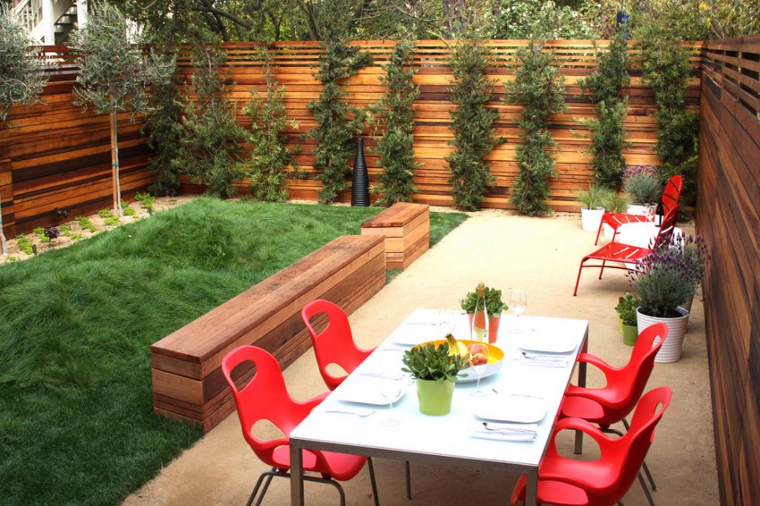 San Francisco dining space with a lush lawn