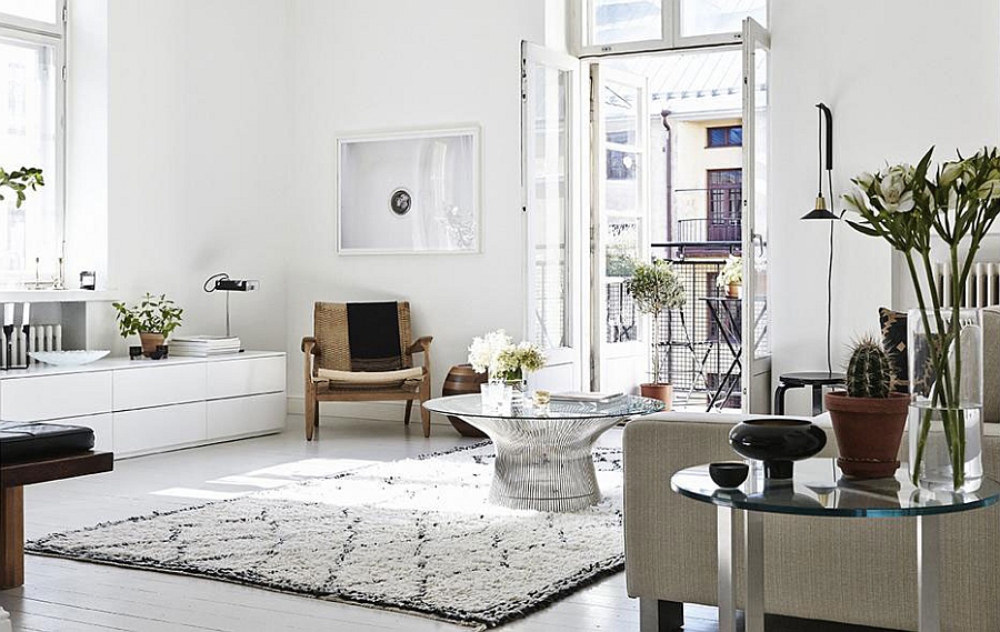 Smart Platner coffee table sits at the heart of this lovely living room