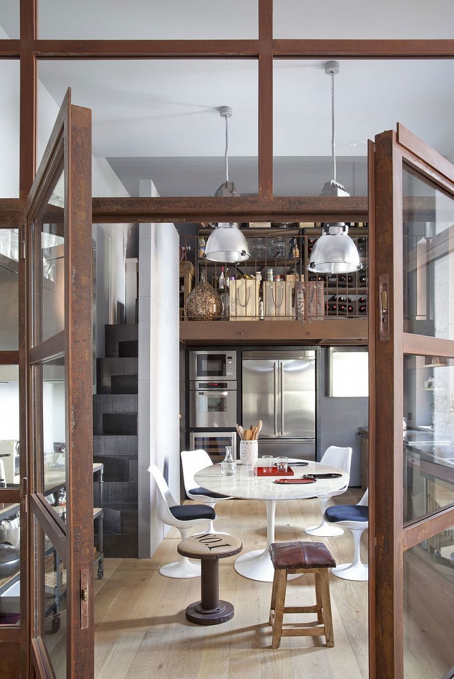 Vintage details shape the Italian kitchen and dining area